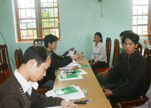 Cán bộ tín dụng ngân hàng CSXH huyện Cao Phong giải ngân nguồn vốn vay cho các hộ nghèo xã Tây Phong.
